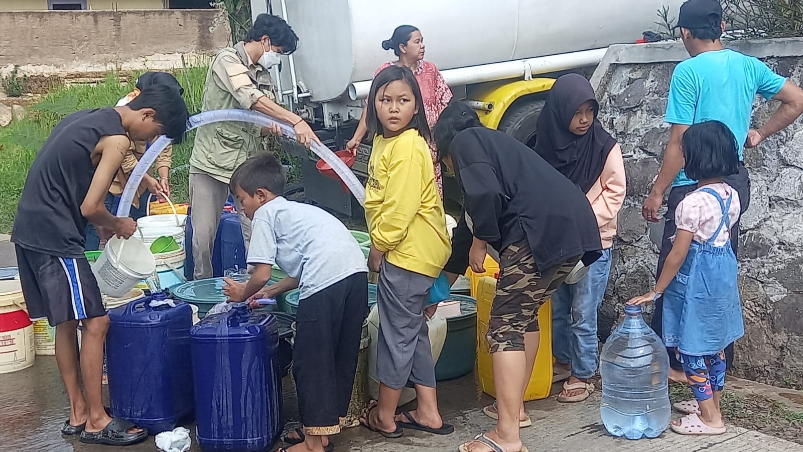 Baznas Cianjur saat menyalurkan air bersih kepada warga Kecamatan Campaka