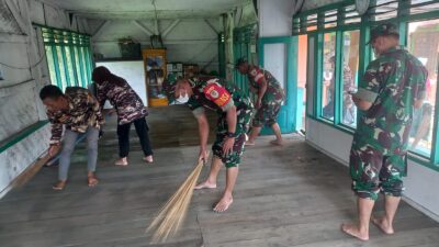 TNI Bersama FKPPI Campaka Gotong Royong Bersihkan Masjid Al-Barokah