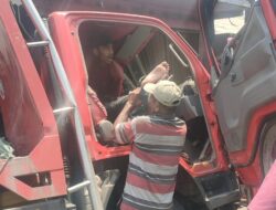 Truk Bermuatan Semen Oleng Tabrak Motor di Cibeber Satu Korban Terluka Parah
