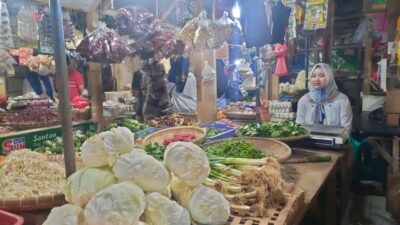 Atap Pasar Cibeber Bocor Pedagang Merugi