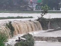 Diguyur Hujan, Jembatan Penghubung Dua Desa di Kecamatan Campaka Putus
