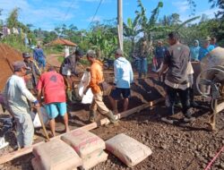 Bersama Warga, Kades Cidadap Urunan Bangun Lapang Voli
