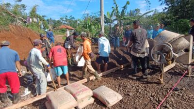 Bersama Warga, Kades Cidadap Urunan Bangun Lapang Voli