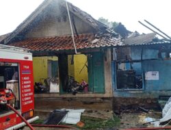 Akibat Korsleting Listrik Dua Rumah di Cibeber Ludes Terbakar