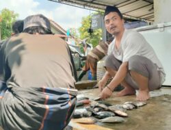 Jelang Perayaan Malam Tahun Baru Pedagang Ikan di Cibeber Laris Manis