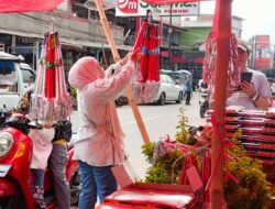 Warga Cibeber Berburu Terompet Untuk Rayakan Malam Tahun Baru