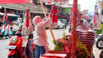 Warga Cibeber Berburu Terompet Untuk Rayakan Malam Tahun Baru