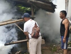 Seorang Warga Positif DBD Kades Cibadak Terjun langsung Lakukan Foging