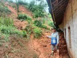 Rumah Warga di Campakamulya Nyaris Tertimbun Longsor.