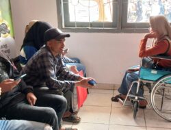 Pencaker Penyandang Disabilitas Ikut Antre Melamar ke Pabrik Sepatu