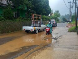 Drainase Tak Berfungsi, Jalan Provinsi di Campaka di Genangi Air