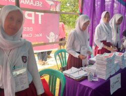 Petugas TPS di Campaka Gunakan Seragam SD