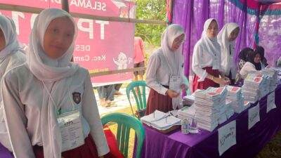 Petugas TPS di Campaka Gunakan Seragam SD