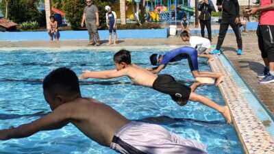 Siswa SD di Cibeber Ikuti Lomba Renang di Ajang Talenta Siswa 2024