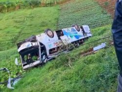 Hindari Tabrakan, Bus Masuk Jurang Sedalam Empat Meter di Puncak