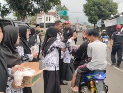 IGTKI dan PGRI Kecamatan Cibeber Bagikan Takjil Ke Pengendara