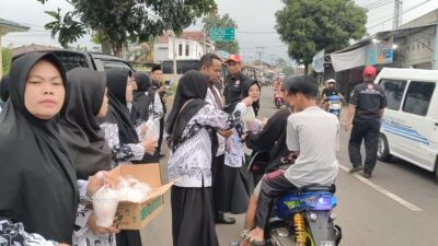 IGTKI dan PGRI Kecamatan Cibeber Bagikan Takjil Ke Pengendara