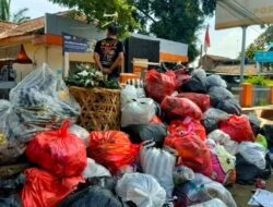 Warga Keluhkan Tumpukan Sampah Menggunung di Depan Kantor Pos Cibeber