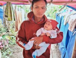 Ekonomi Terpuruk Satu Tahun Bertahan di Tenda