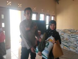 Jelang Lebaran Warga Sukamulya Dapat Bantuan Beras