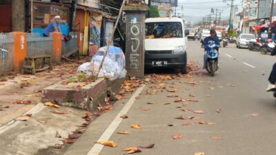 Jauh Dari Kesan Estetika, Jalan Protokol Cibeber Semakin Terlihat Kumuh Karena Sampah