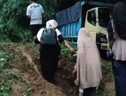 Tebing di Cibokor Longsor Akses Jalan Gunung Padang Tersendat