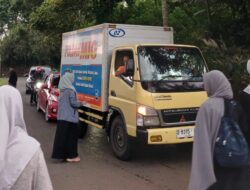 Murid SMKN 1 Campaka bagikan 100 kantong Takjil Pada Pengendara