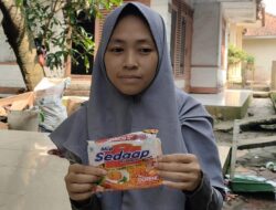 Penyintas Angin Kencang Makan Mie Kadaluarsa di Cibeber