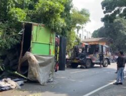 Truk Bermuatan Teh Tabrak Motor di Gekbrong, Satu Tewas 