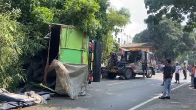 Truk Bermuatan Teh Tabrak Motor di Gekbrong, Satu Tewas 