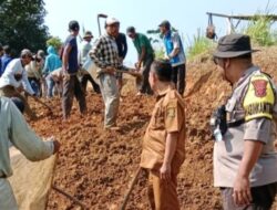 Puluhan Warga Cibadak Pindahkan Jalan Desa