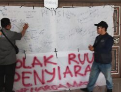 Tolak RUU Penyiaran, Puluhan Wartawan Geruduk Gedung Dewan