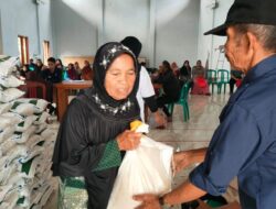 Ratusan Warga Desa Sukamaju Terima Bantuan Beras