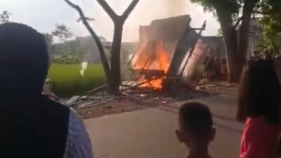 Emak-emak di Ciranjang Bakar Kios Jualan Obat-obatan Terlarang 