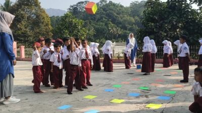 Mengenal Warna Siswa Baru di SDN Cipetir 1 Cibeber Nikmati Permainan Dadu 