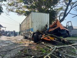 Truk Bermuatan Pembalut Lolos Rem, Tabrak Mini Bus dan Lindas Sepeda Motor.