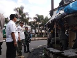 Petugas Bongkar Bangunan Liar Milik PKL di Sukanagara
