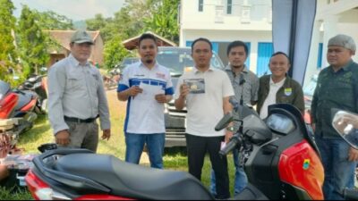 Penyedia Unit Motor Operasional Kades di Cibeber Serahkan BPKB dan Service Gratis