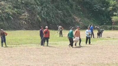 Bersama Warga, Pemdes Sukasirna Gotong Royong Tata Lapangan Sepakbola