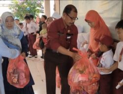 Guru Bersama Murid SDN Sukaraharja Berbagi Rezeki di Hari Asyura