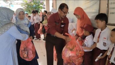 Guru Bersama Murid SDN Sukaraharja Berbagi Rezeki di Hari Asyura 