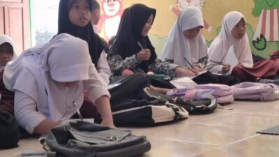 Miris, Dua Tahun Murid MI Darul Athfal Cibeber Belajar di Lantai