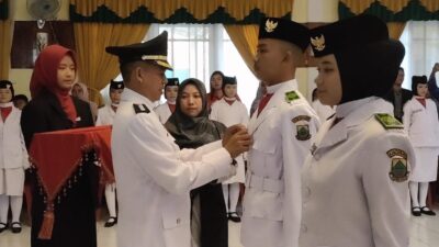 Camat Kukuhkan Paskibra Kecamatan Mande Satu Jam Sebelum Upacara