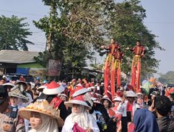 Penampilan Egrang Di Helaran Budaya Cianjur Pukau Para Penonton