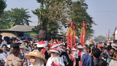 Penampilan Egrang Di Helaran Budaya Cianjur Pukau Para Penonton