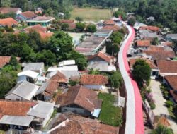 Sambut HUT Kemerdekaan RI ke 79, Warga Desa Cintaasih Bentangkan Bendera 270 Meter 
