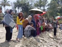 Kenalkan Wisata Alam, Ratusan Warga Campakamulya Tangkap Ikan Tanpa Alat di Kali Cisokan