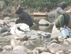 Sumur Mengering Warga Cibeber Nyuci Baju di Kali Cikondang