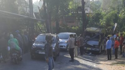 Sopir Mengantuk, Dua Mobil Elf Adu Banteng di Tanggeung