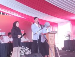 Guru SLB Cantik Jadi Penterjemah Bahasa Isyarat Paslon Nomor 3 di KPU Cianjur 